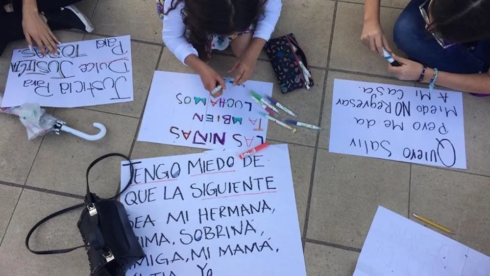 Contra la violencia hacia las mujeres y las omisiones del Estado, marchan colectivos en la víspera de Navidad