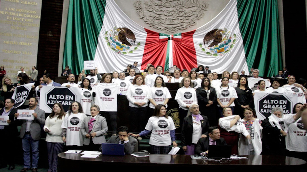 Legisladores hacen historia: dan palo a industria de la chatarra con etiquetado claro para todos