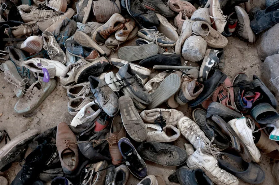Decenas de zapatos fueron hallados en el rancho Izaguirre en Teuchitlán. (Ulises Ruiz/AFP)