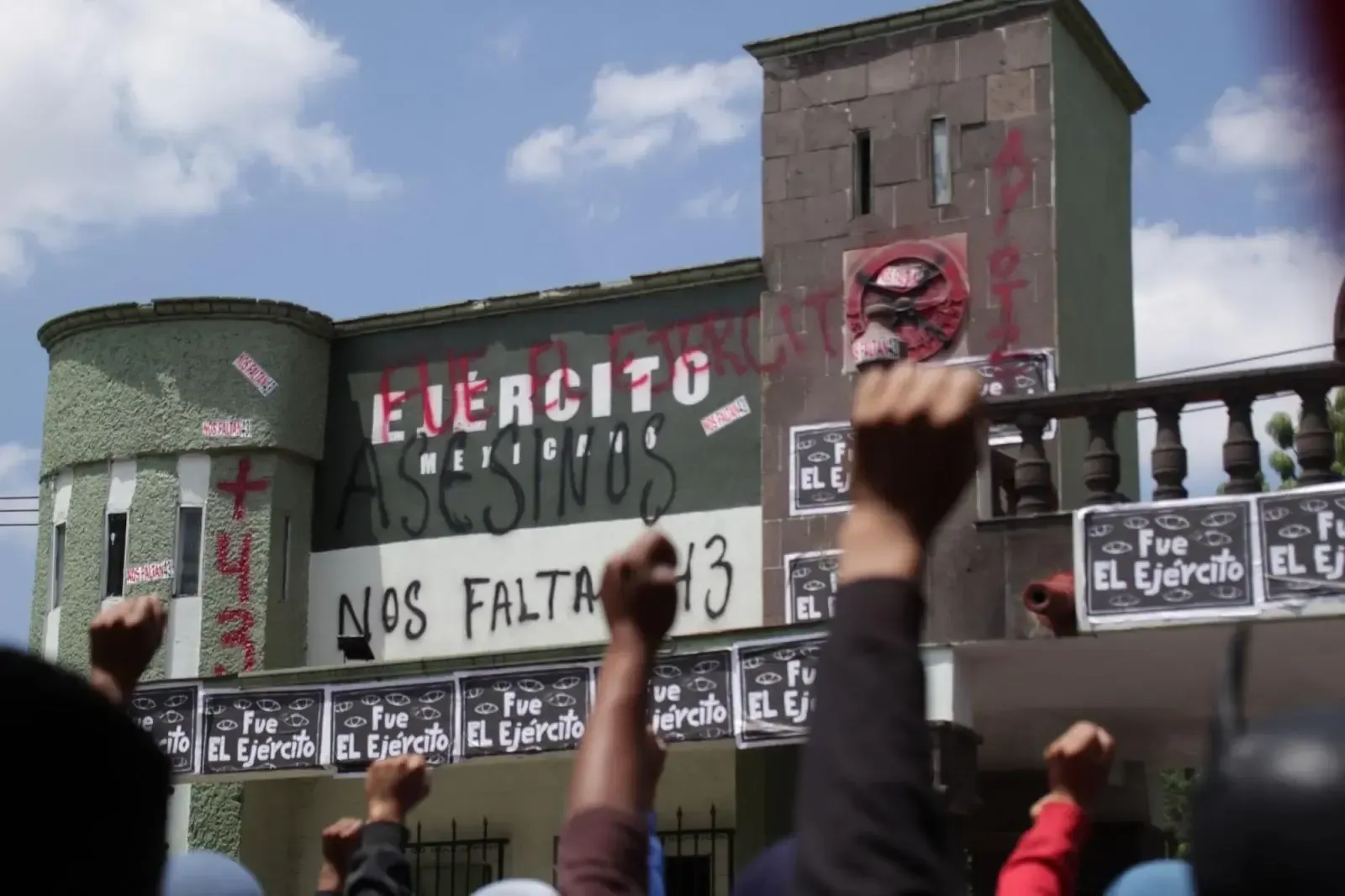 En 2022, tres días antes de cumplirse un nuevo aniversario de la noche de Iguala, familiares de los normalistas realizaron un mitin afuera del Campo Militar Número 1 para exigir el castigo de los militares que participaron en los hechos. (Paola Macedo/ObturadorMX)