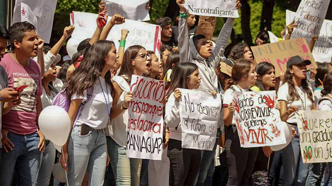 Ciudadanos arropan a los miles de estudiantes que por segundo día toman las calles de Celaya