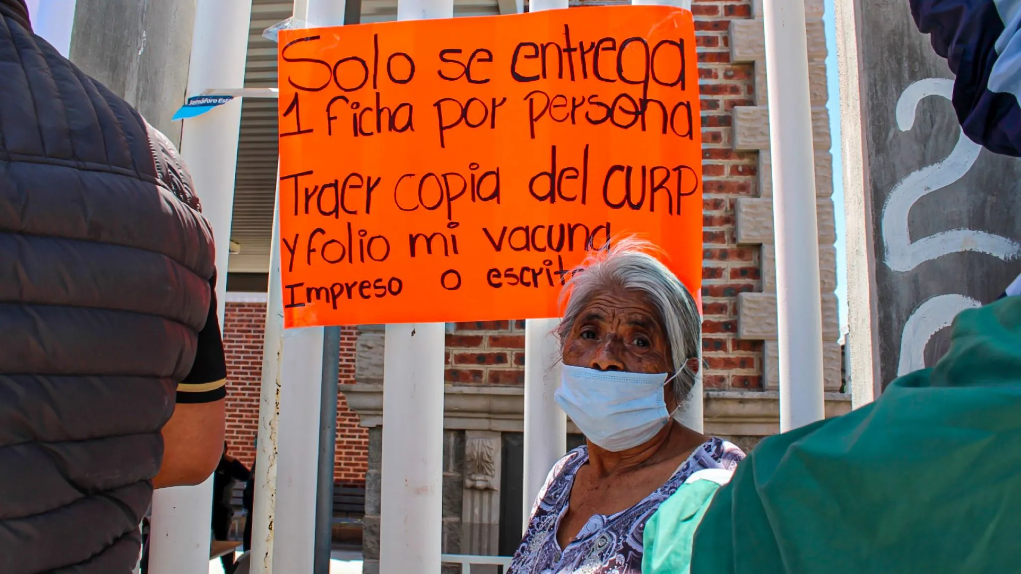Una luz al final del túnel: aplican 40 mil vacunas a adultos mayores en primera jornada en León