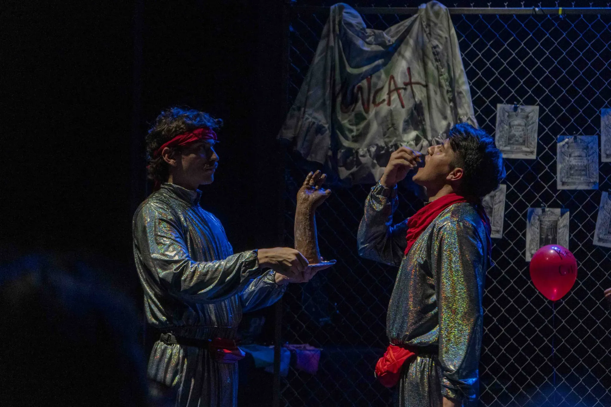 Escena simbólica donde el elenco se come la mano del logo de la CNDH hecha de chocolate. Foto: Sthefany Canales