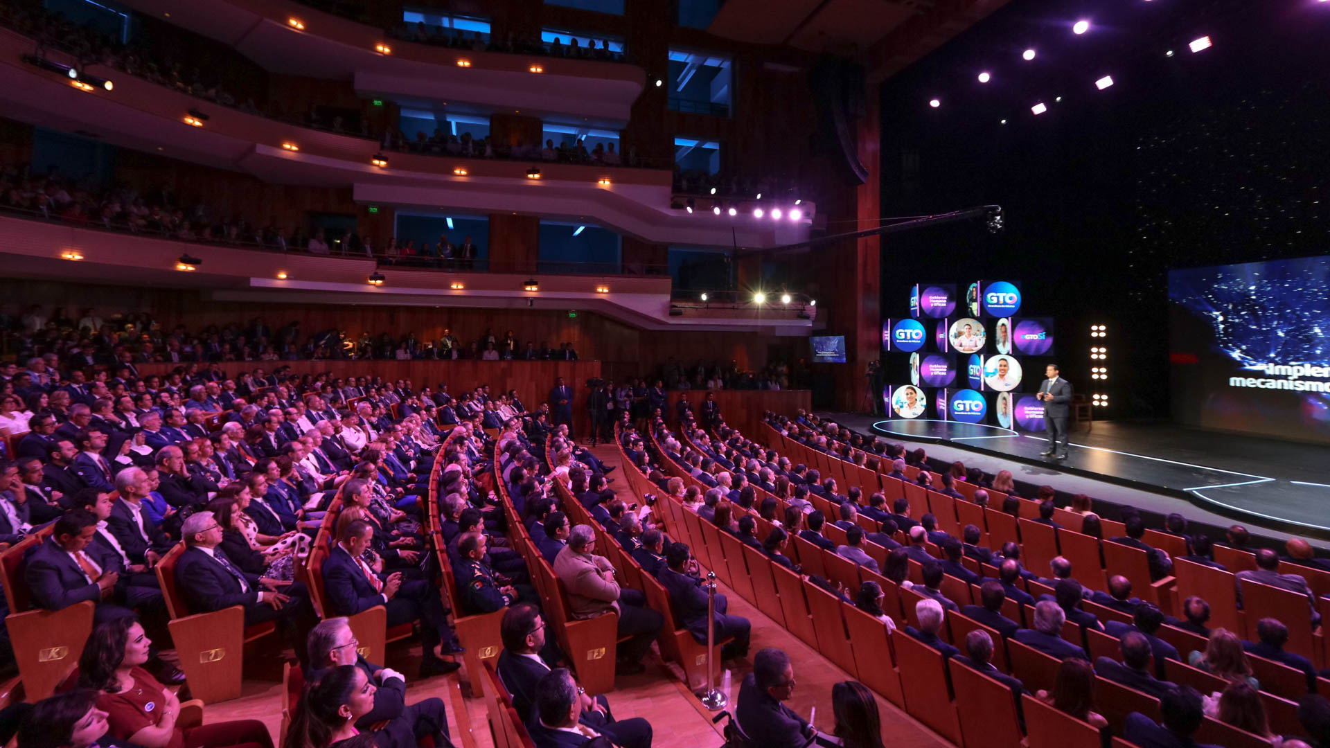 Violencia, marchas y detenciones relegan informe de Sinhue y promesa de "erradicar impunidad"