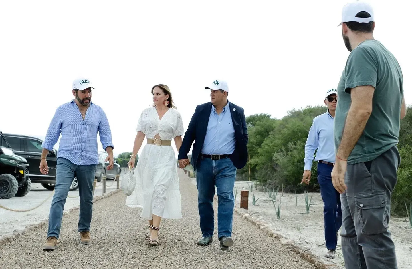 Ariel Picker Schatz, acompañado del gobernador y su esposa en Omún.