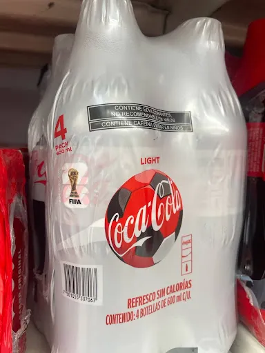 Las bebidas sin calorías de Coca-Cola advierten de edulcorantes y cafeína no recomendable en niños. (Foto: Especial)