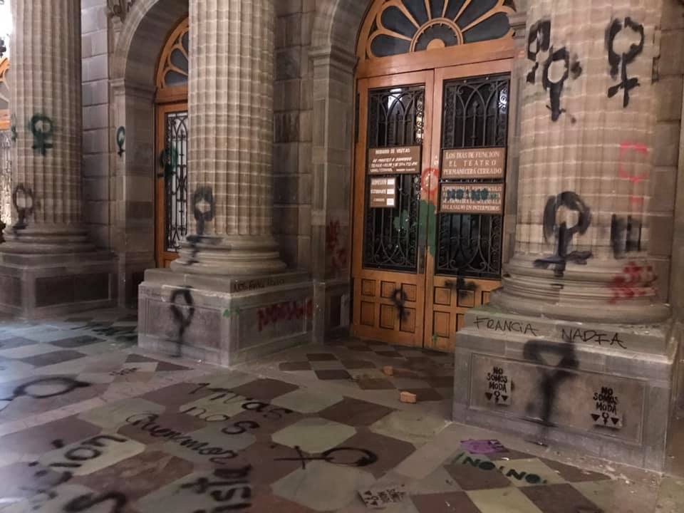 Autoridades que olvidan feminicidios, se apresuran a limpiar graffitis