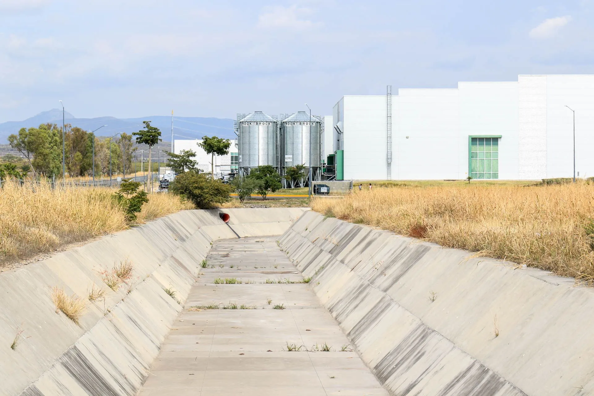 River discharges at the Puerto Interior industrial park, located in the municipality of Silao, Guanajuato. Credit: Juan José L. Plascencia