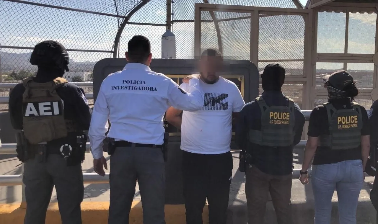 Entrega de un fugitivo a las autoridades estadounidenses en el puente Paso del Norte en Ciudad Juárez. Foto: Fiscalía de Chihuahua