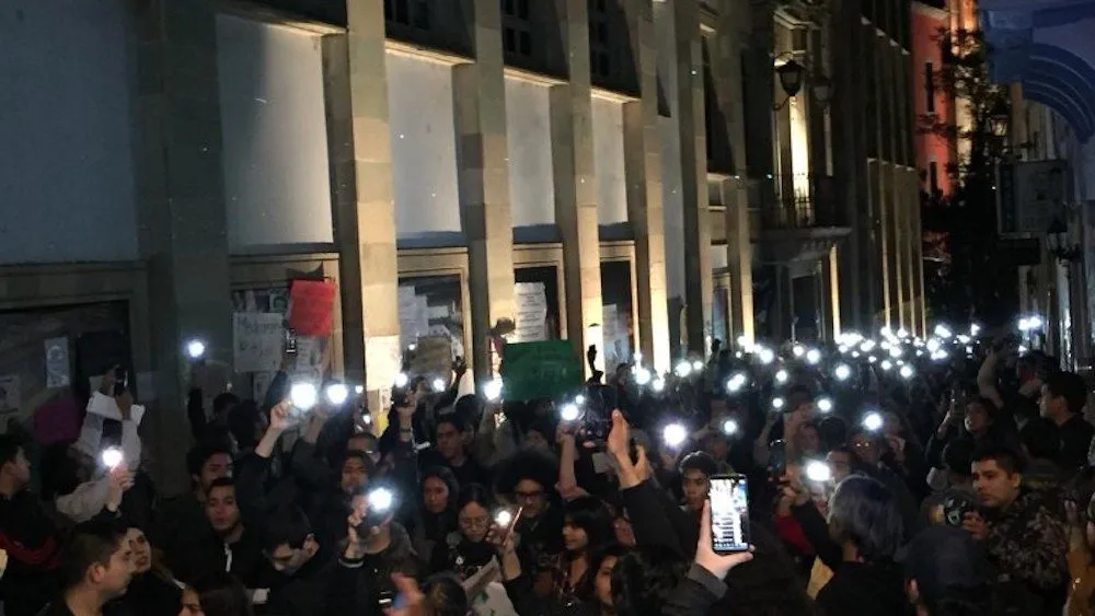 Estudiantes marchan en silencio para recordar que la violencia está en las aulas y en las calles