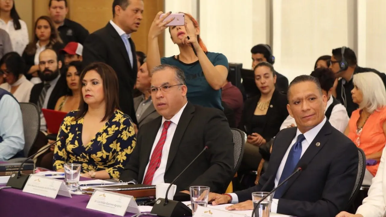 Elude Agripino el caso Kala; acepta crisis por violencia de género en UG y da cátedra sobre Código Penal