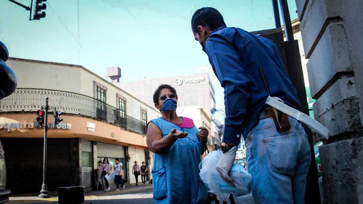 Semáforo en rojo pero gente en la calle, hoy, 199 casos nuevos de COVID en Guanajuato
