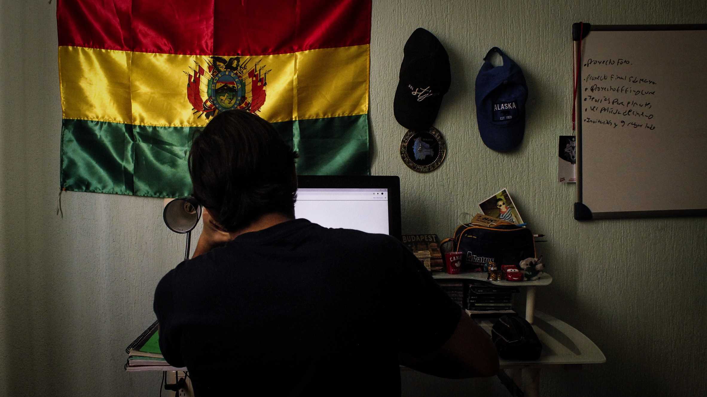 Universitarios enfrentan el desafío de continuar sus estudios sin el apoyo de su institución