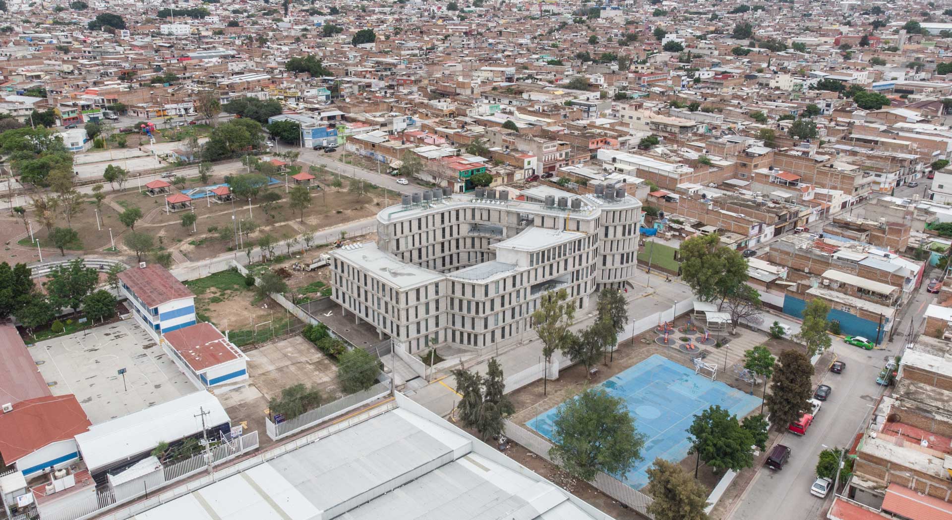 Además del retraso en la obra, fallan IMUVI y contratista favorito de Santillana en ofrecer vivienda social