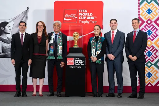 “Que pase la sorpresa”, dijo la presidenta Sheinbaum al presentar la Copa del Mundo en su conferencia de prensa. (Foto: Presidencia)