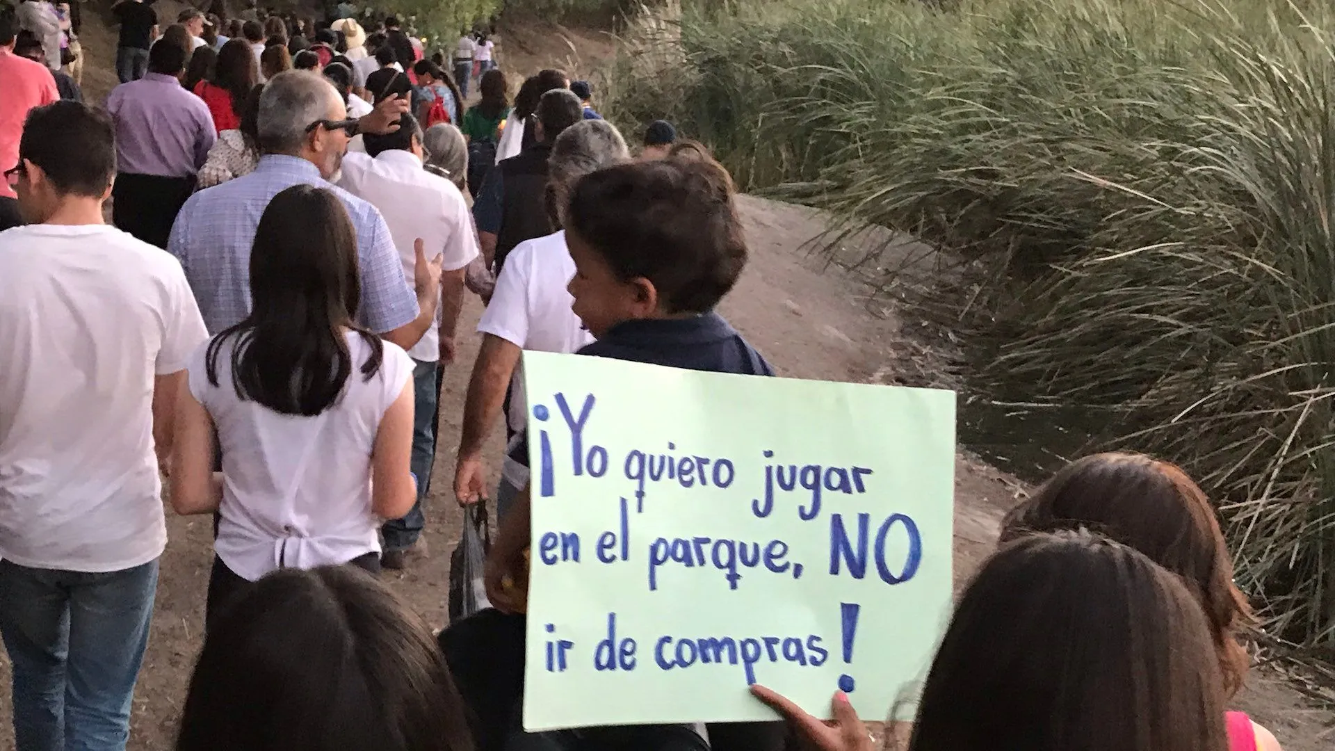 Encienden la esperanza por Los Cárcamos. Crónica de una marcha ciudadana por el humedal