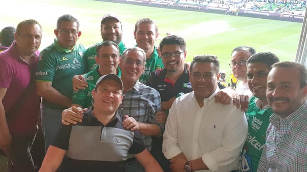 Tropieza gobierno de Navarro en intento por justificar uso de recursos para asistir a partido de futbol