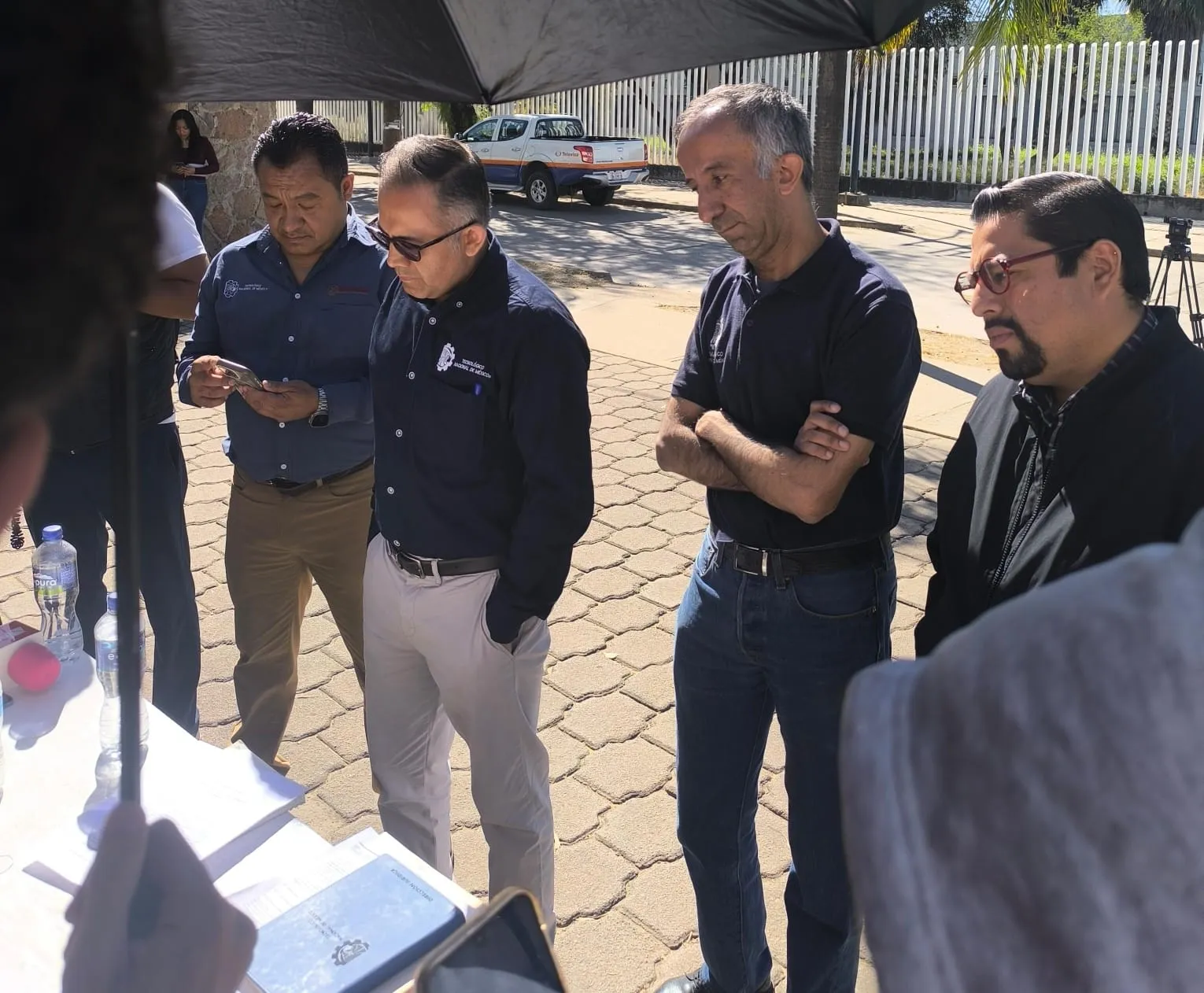 Jurídico del TecNM durante la mesa de diálogo con estudiantes, a las afueras del Tecnológico de León, campus I.
