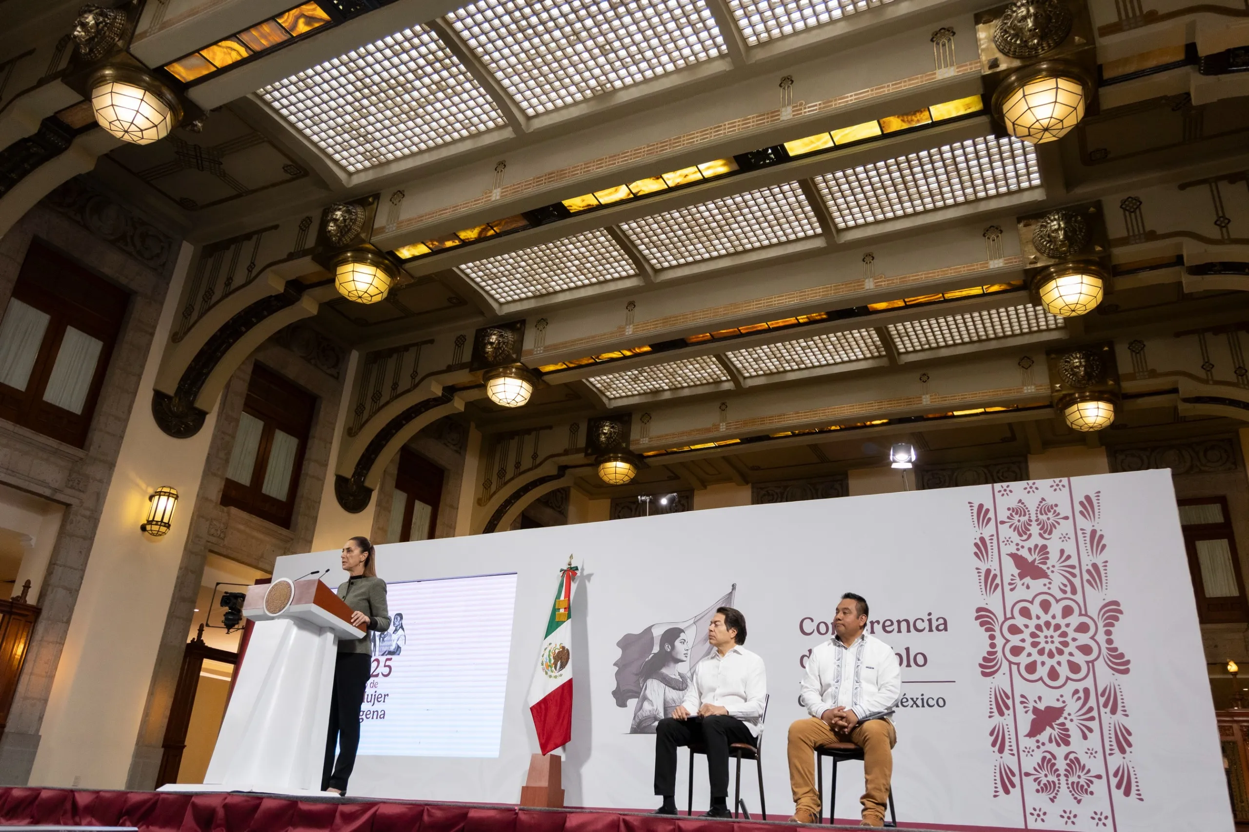 Llama Sheinbaum a defender libertad de expresión ante censura de la UG