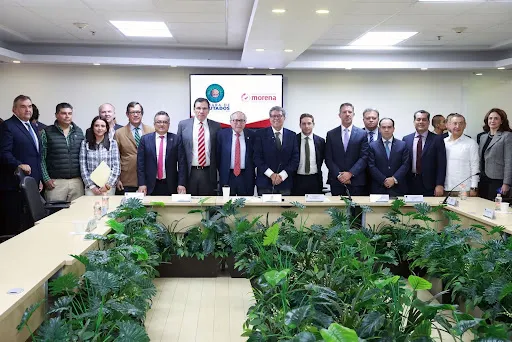 Directivos de la Asociación Mexicana de Bebidas y Coca-Cola México, en reunión con los diputados de Morena. (Foto: Cámara de Diputados)