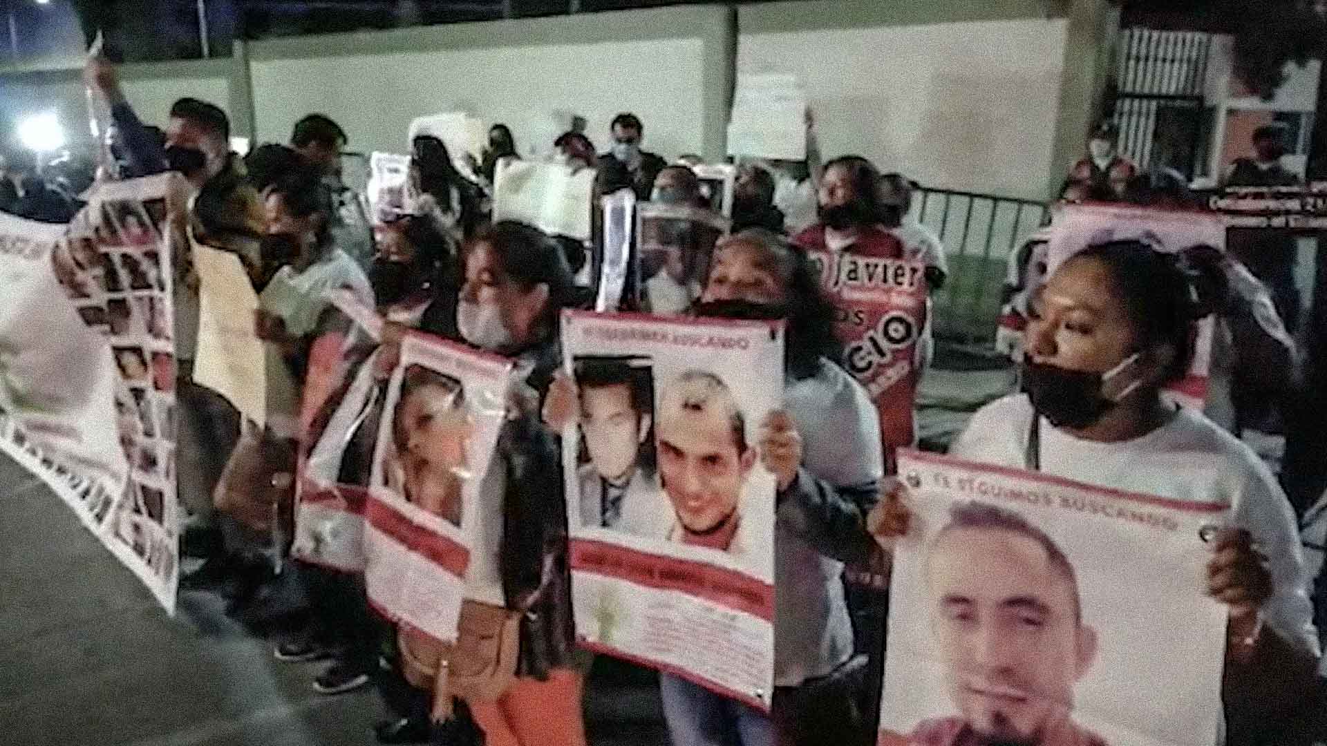 Colectivos de búsqueda reprimidos por Sinhue exigen a AMLO que los escuche