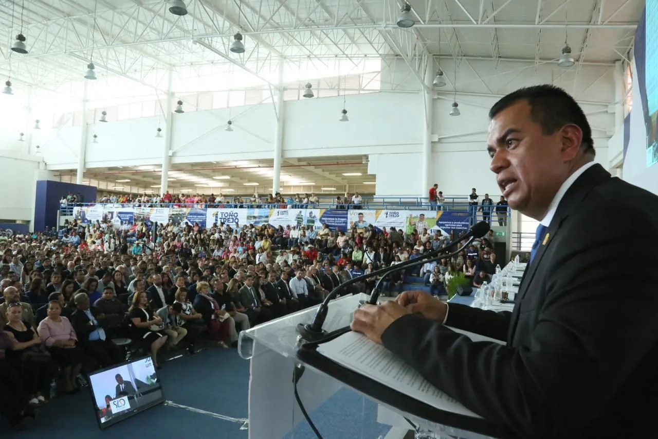 Con acarreos "llena" Antonio Trejo Informe en Silao; Solís Arzola, ex alcalde golpeador, invitado distinguido