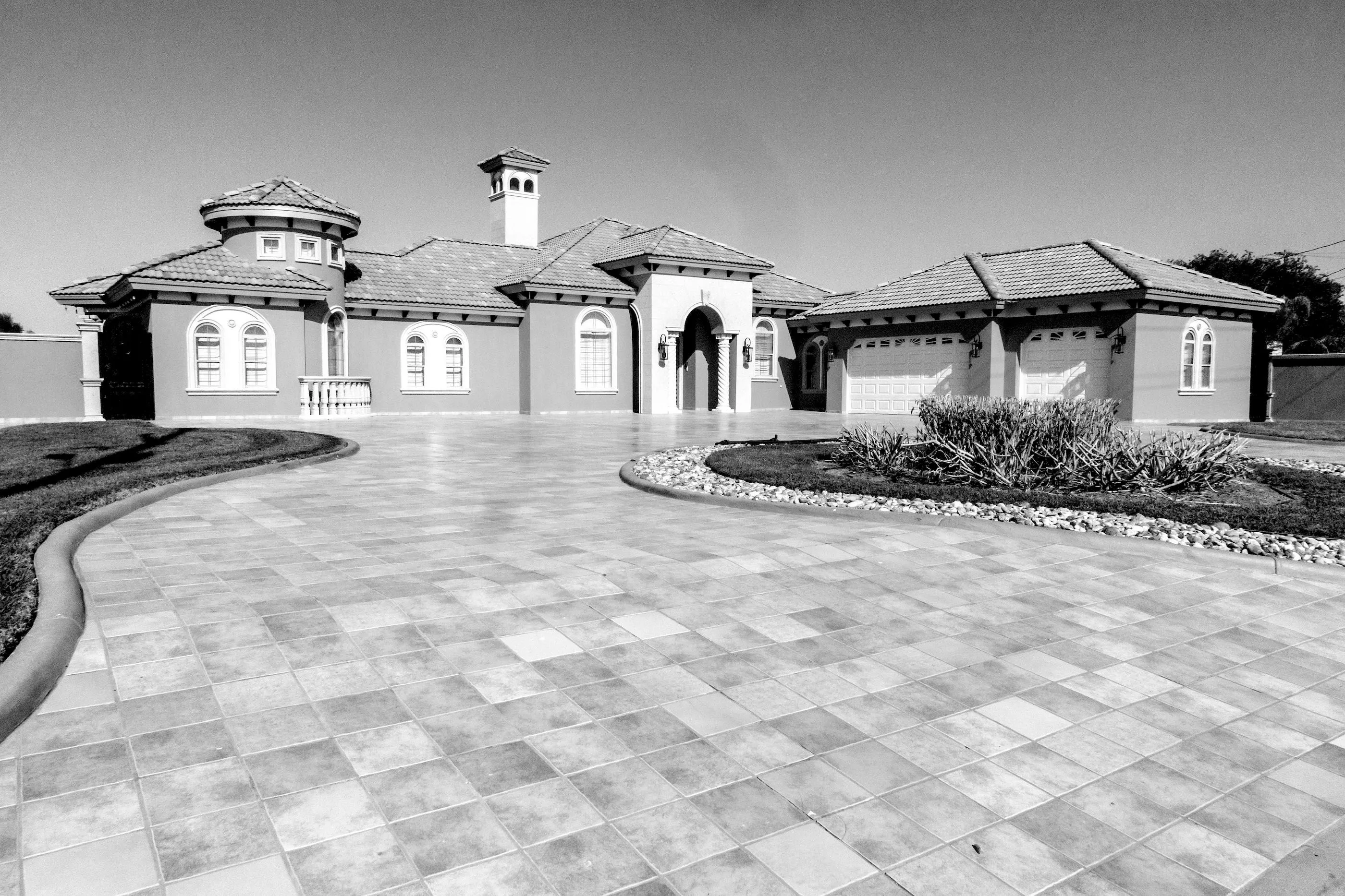 Los fiscales federales en San Antonio intentaron confiscar esta casa de 2,383 pies cuadrados en un lote de casi un acre con piscina en 2012, alegando que fue comprado con dinero robado del estado de Coahuila. Eventualmente retiraron su demanda como parte de un acuerdo de culpabilidad con el ex tesorero del estado, quien entregó millones de dólares en otros activos. Un miembro de la familia vendió la casa en 2017.