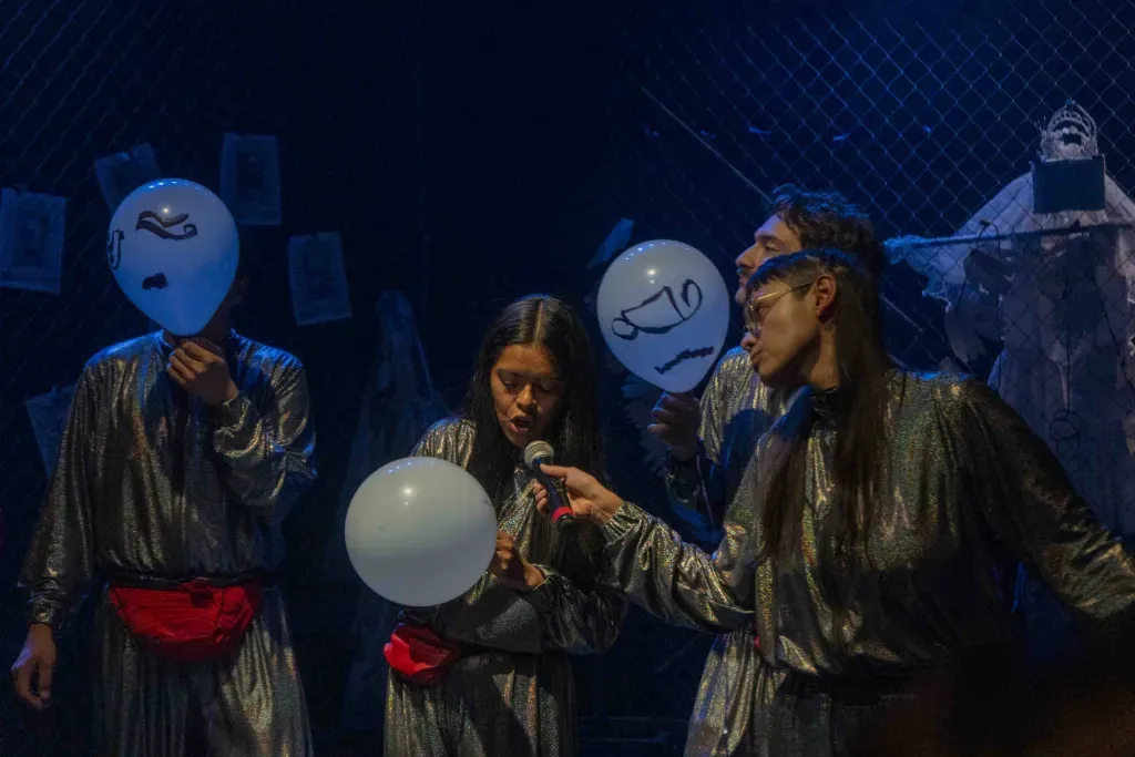 El elenco de Bajo esta piedra hundirás tu iglesia. Foto: Sthefany Canales