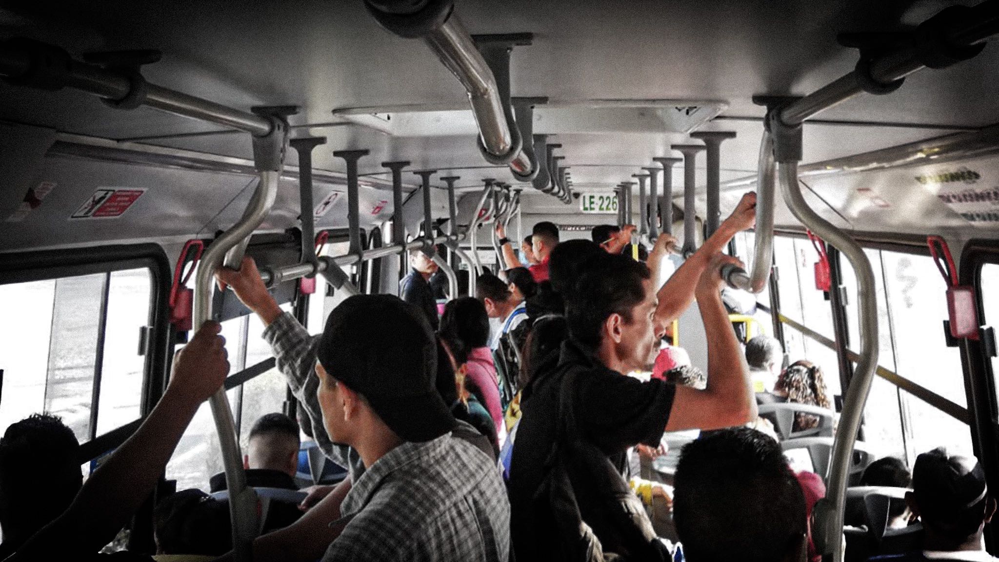 Transportistas ponen en riesgo a usuarios en León: recorte de horarios y camiones genera aglomeraciones