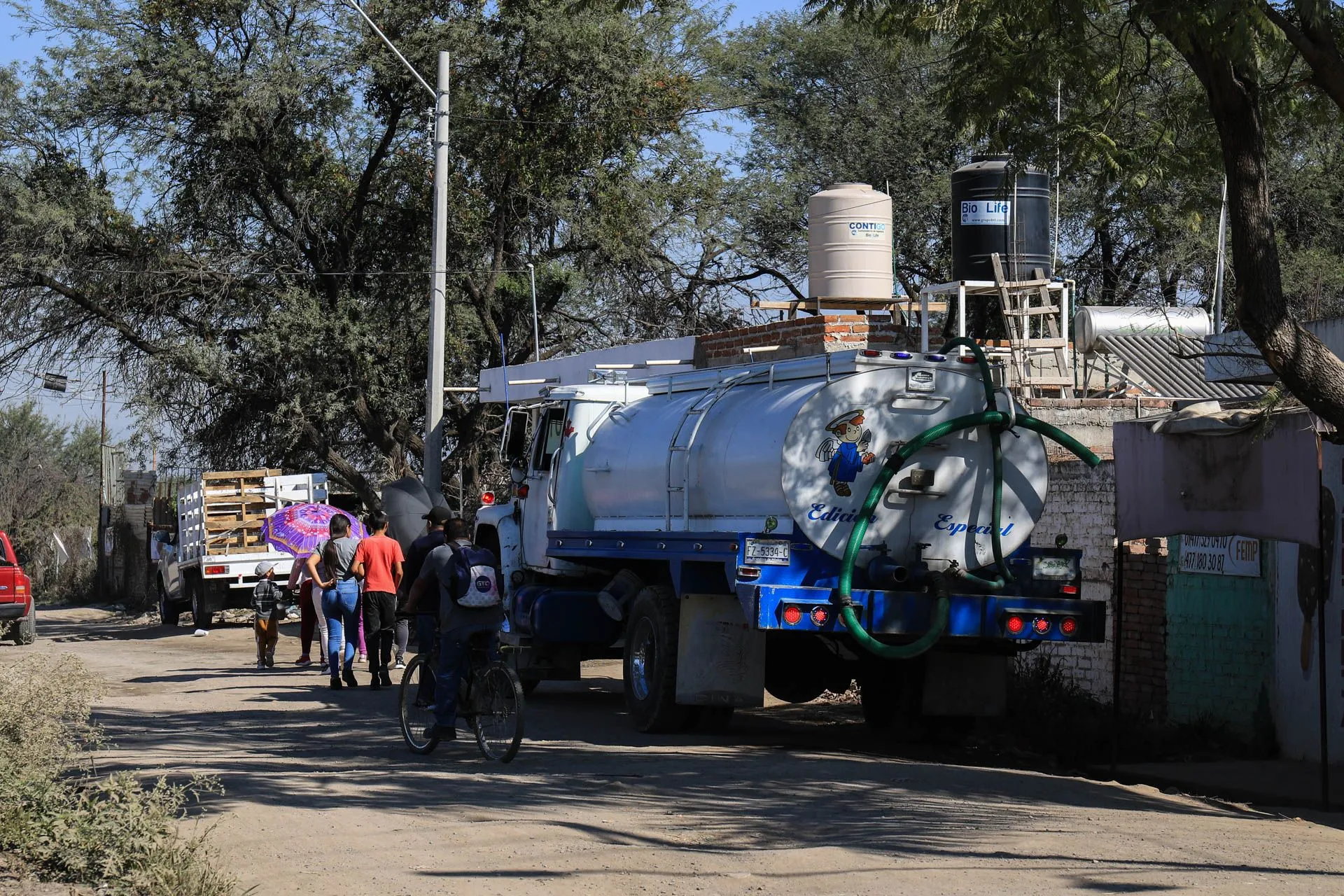 Habitantes de San Juan de Abajo esperan la llegada de la pipa para reabastecer sus contenedores y tener agua para su familia. Fotos: Juan José L. Plascencia