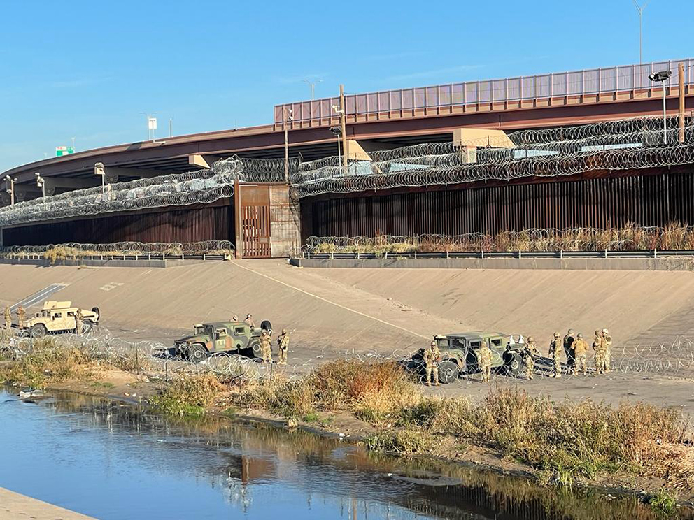 Texas despliega 400 soldados en frontera con Ciudad Juárez; migrantes los burlan 