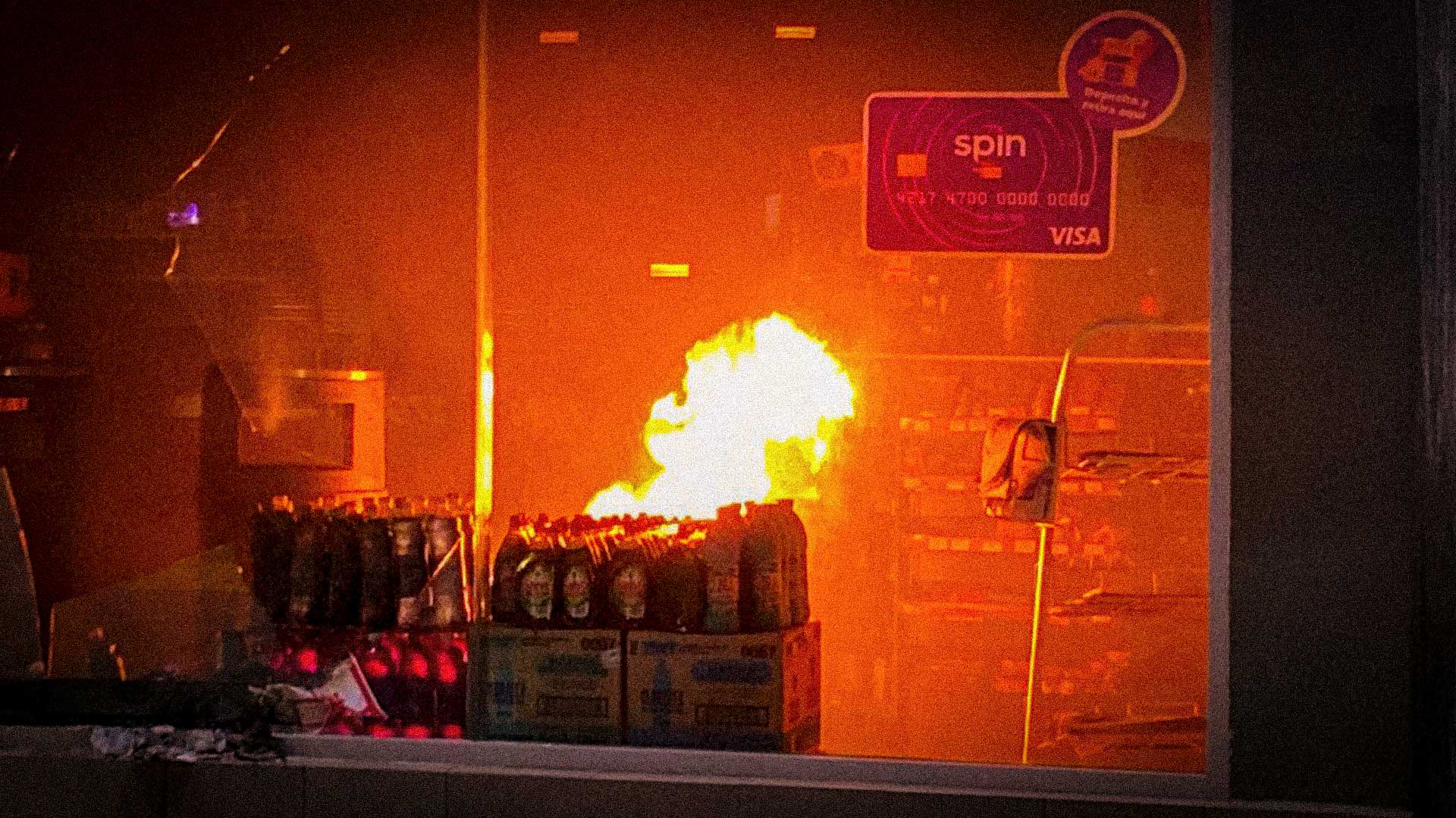 Como en los tiempos del Marro: incendian comercios y autos en corredor industrial