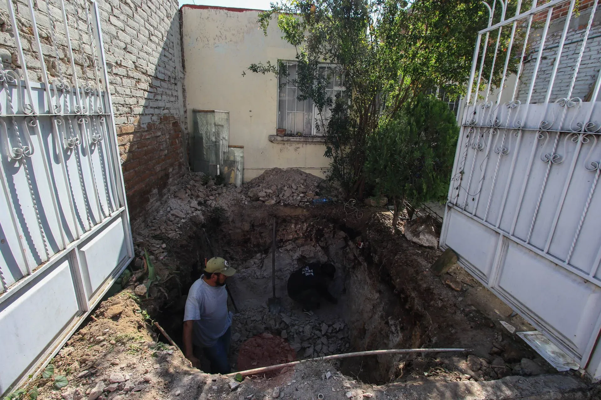 Una familia construye una cisterna en su casa para almacenar agua debido a los cortes del servicio en la colonia Rivera de la Presa en León, Guanajuato. Foto: Juan José L. Plascencia