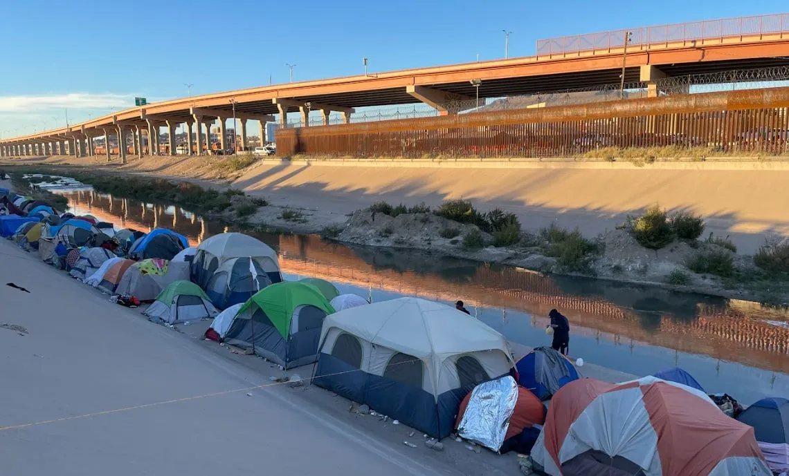 El campamento creció hasta alcanzar las mil personas o poco más, entre quienes había familias completas con niños.