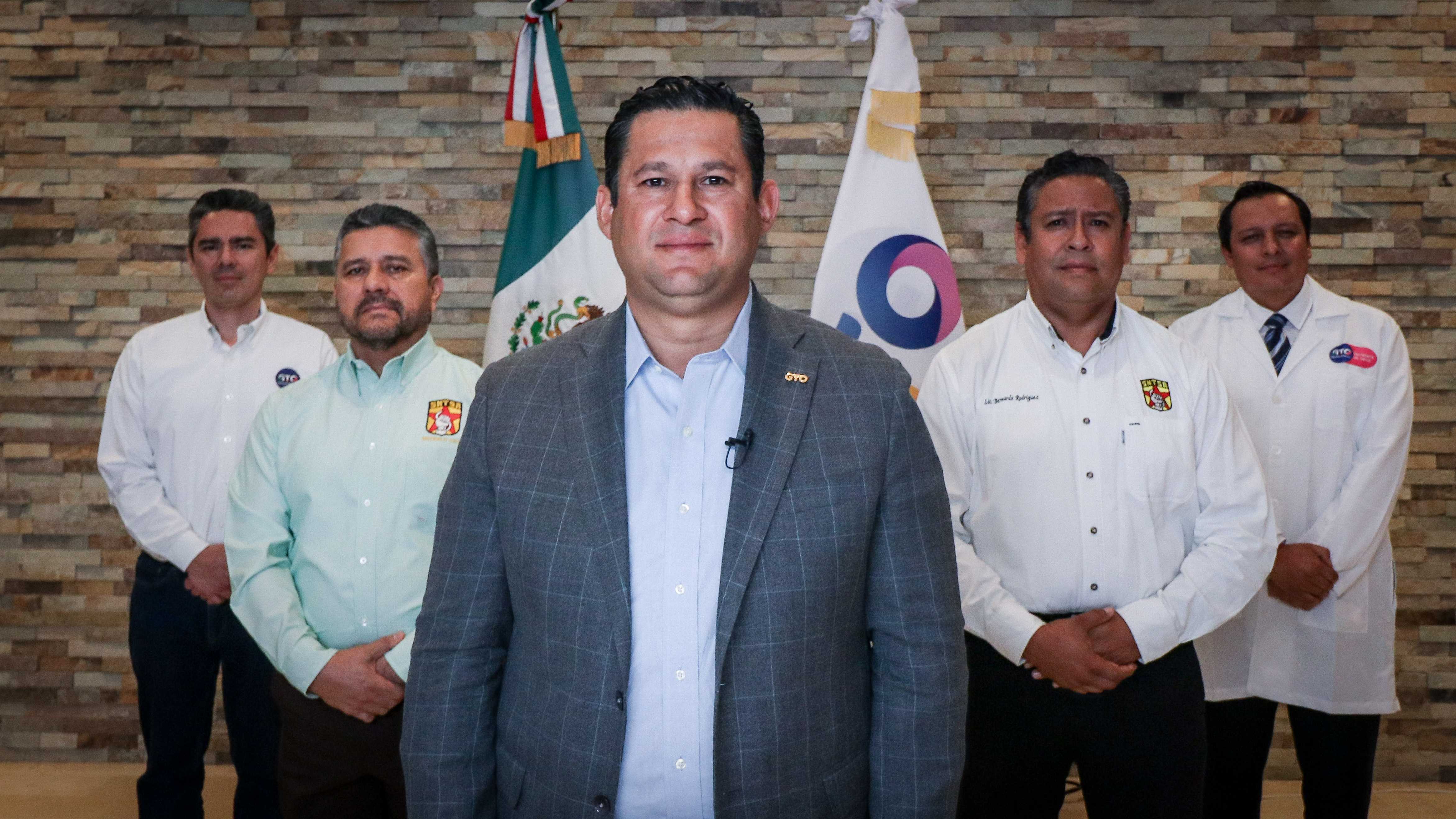Adelanta Sinhue aguinaldo después de presumir donación de sueldo