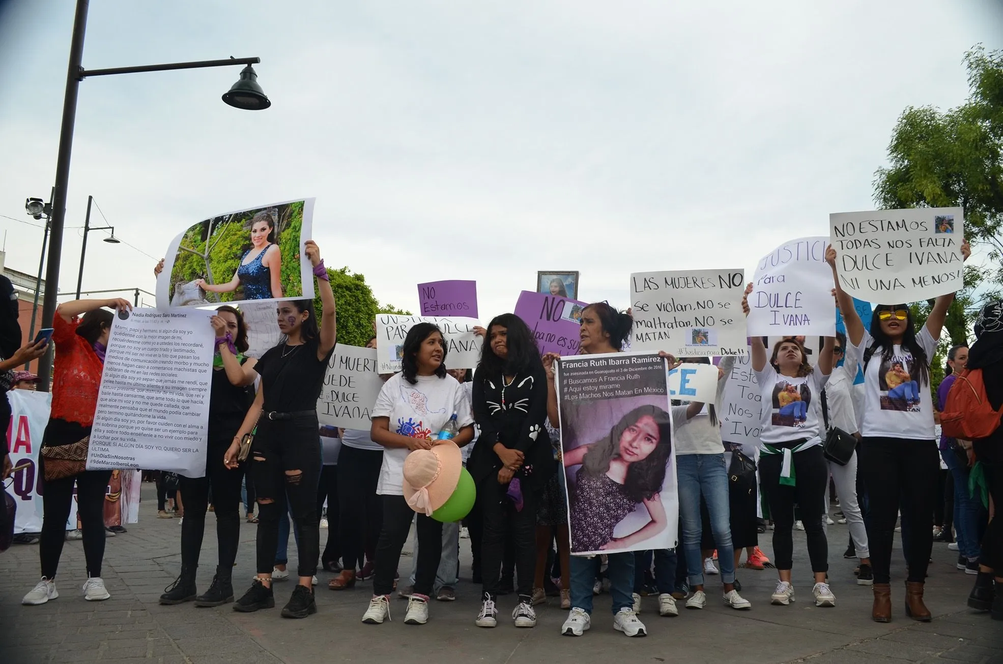 Familiares de víctimas de feminicidio durante la marcha del 8 de marzo de 2020 en León, Guanajuato. Foto: Melissa Esquivias.