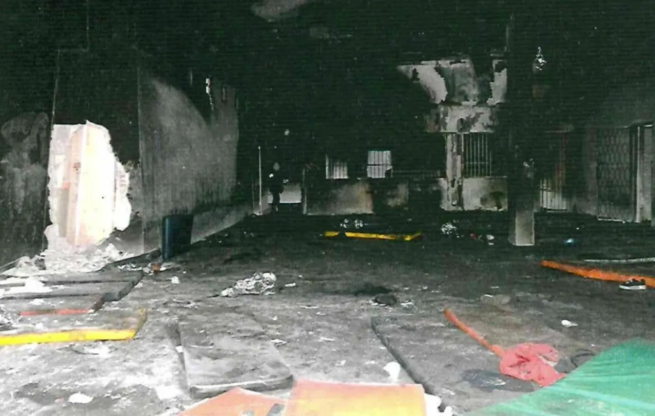 el edificio se convirtió en una trampa mortal para los migrantes que estaban detenidos la noche del 27 de marzo y no solo no pudieron escapar, sino que carecían de ventilación cuando ardieron las colchonetas.