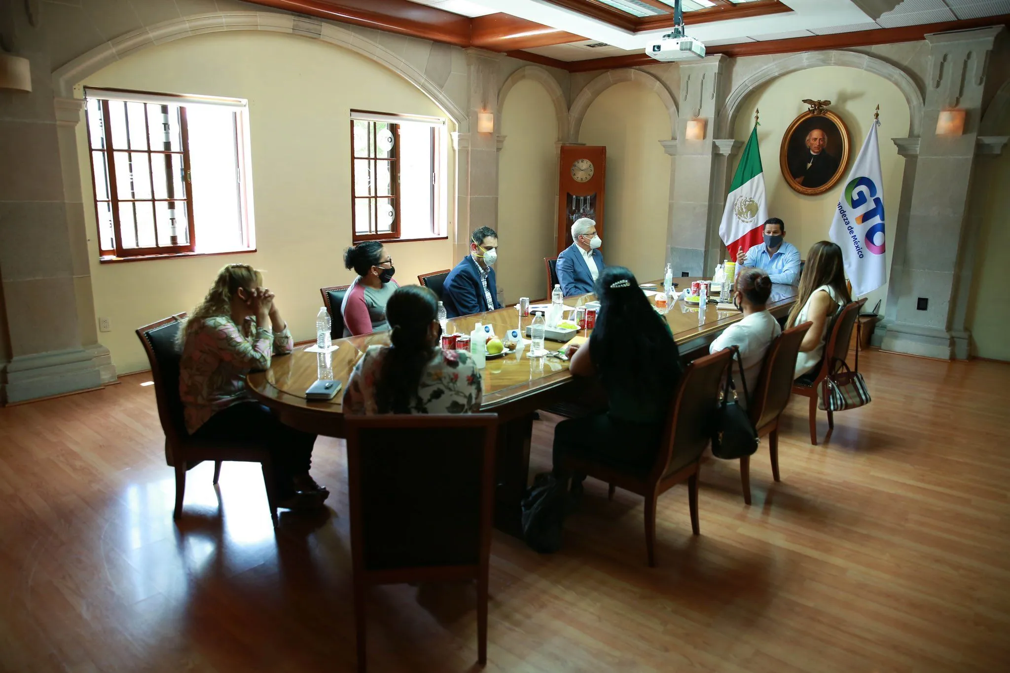 Regatea Sinhue recursos para víctimas, pero quiere 22 por ciento más para su jefe de gabinete