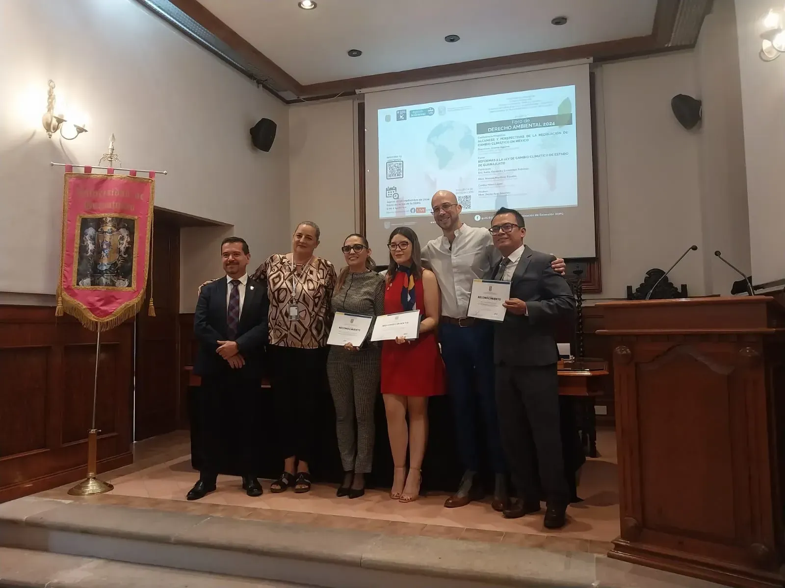 Camila vestido rojo.jpg