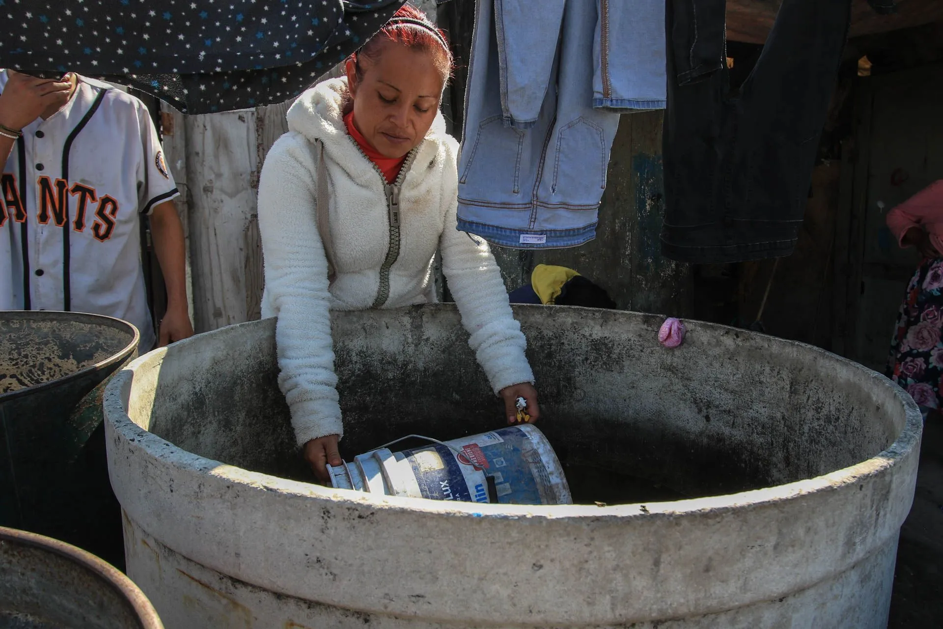 Residents of San Juan de Abajo await the arrival of the tank truck to refill their containers and provide water for their families. Credit: Juan José L. Plascencia