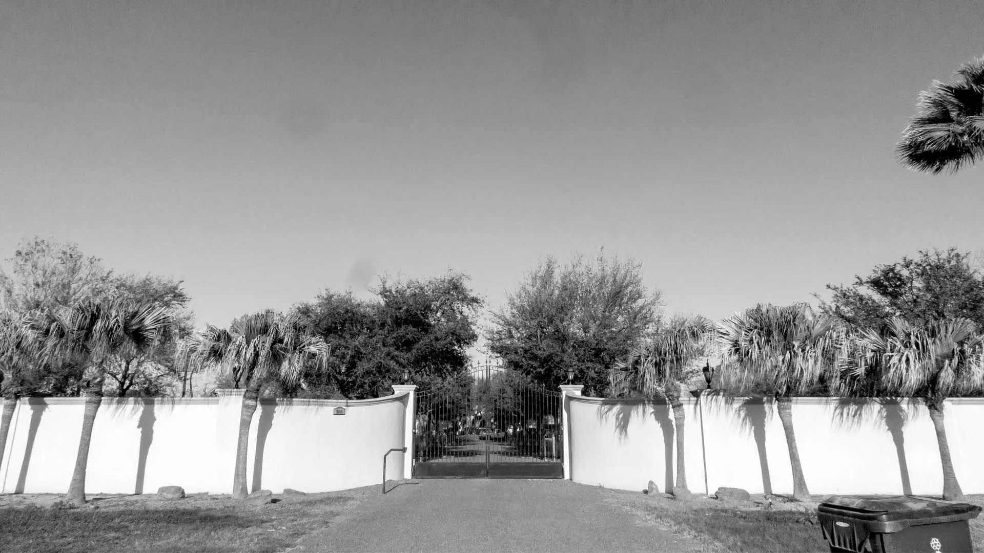 En el extremo norte de McAllen se encuentra otra casa que los fiscales decomisaron como parte de su investigación sobre el ex gobernador de Tamaulipas, Tomás Yarrington Ruvalcaba. La casa de 4,300 pies cuadrados en un lote de 3 acres se vendió en una subasta en 2013 por 330 mil dólares