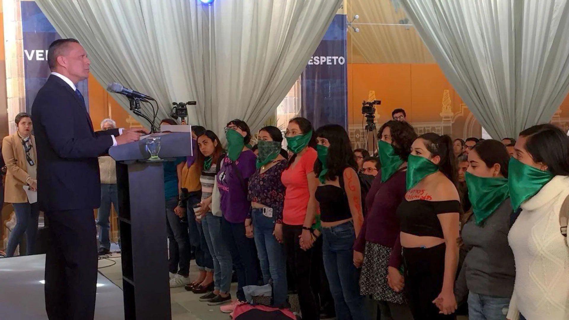 Persiste tensión en UG: Agripino apuesta por anuncios formales, estudiantes exigen hechos 