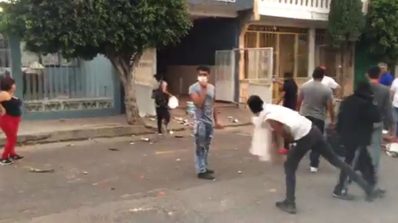 Miércoles negro: operativo policial paraliza J. Rosas; en Cuerámaro, protesta termina en incendio de vivienda