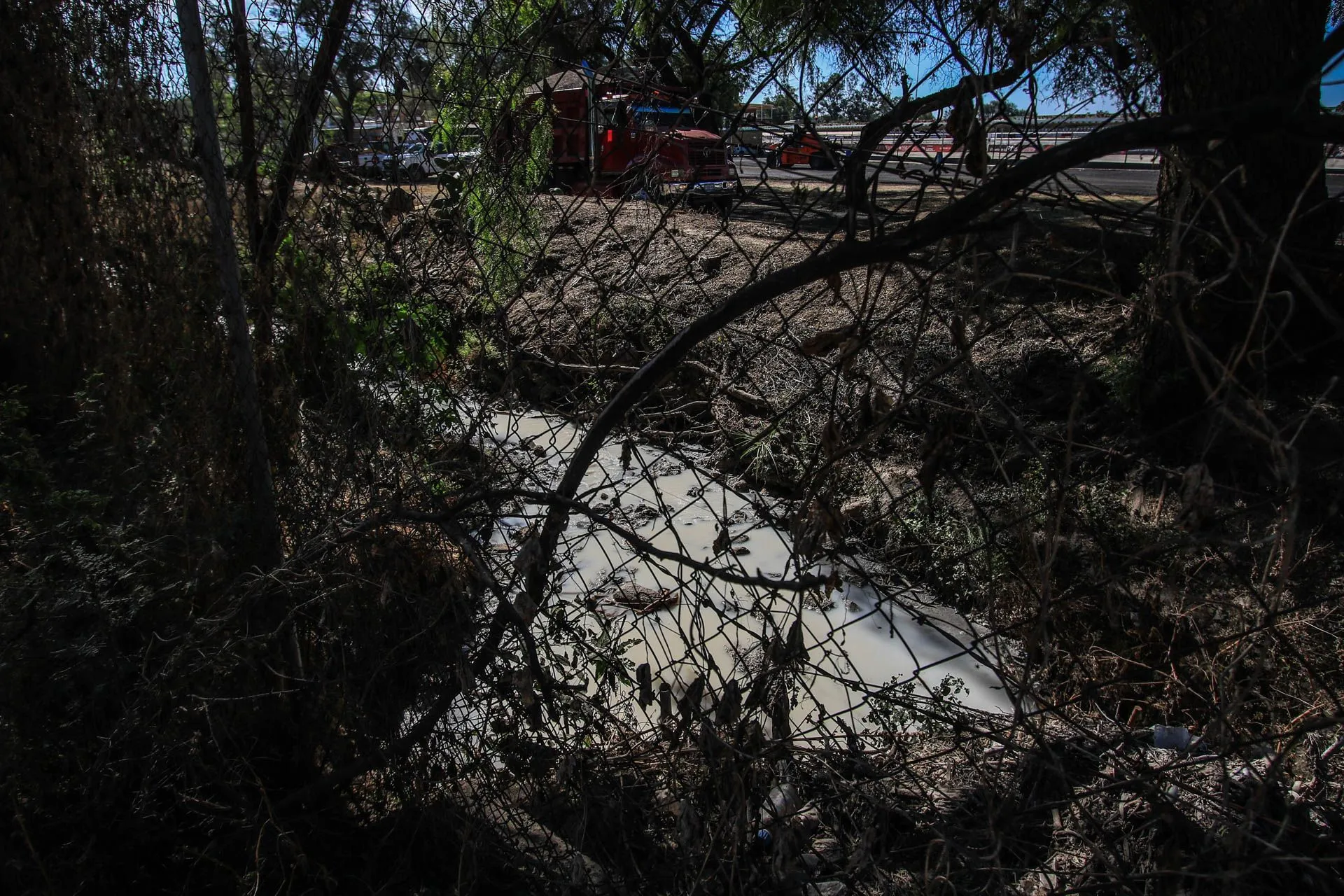 Waste flows down the river in the community of Los López, along the stretch between SW León and the León racetrack. Credit: Juan José L. Plascencia