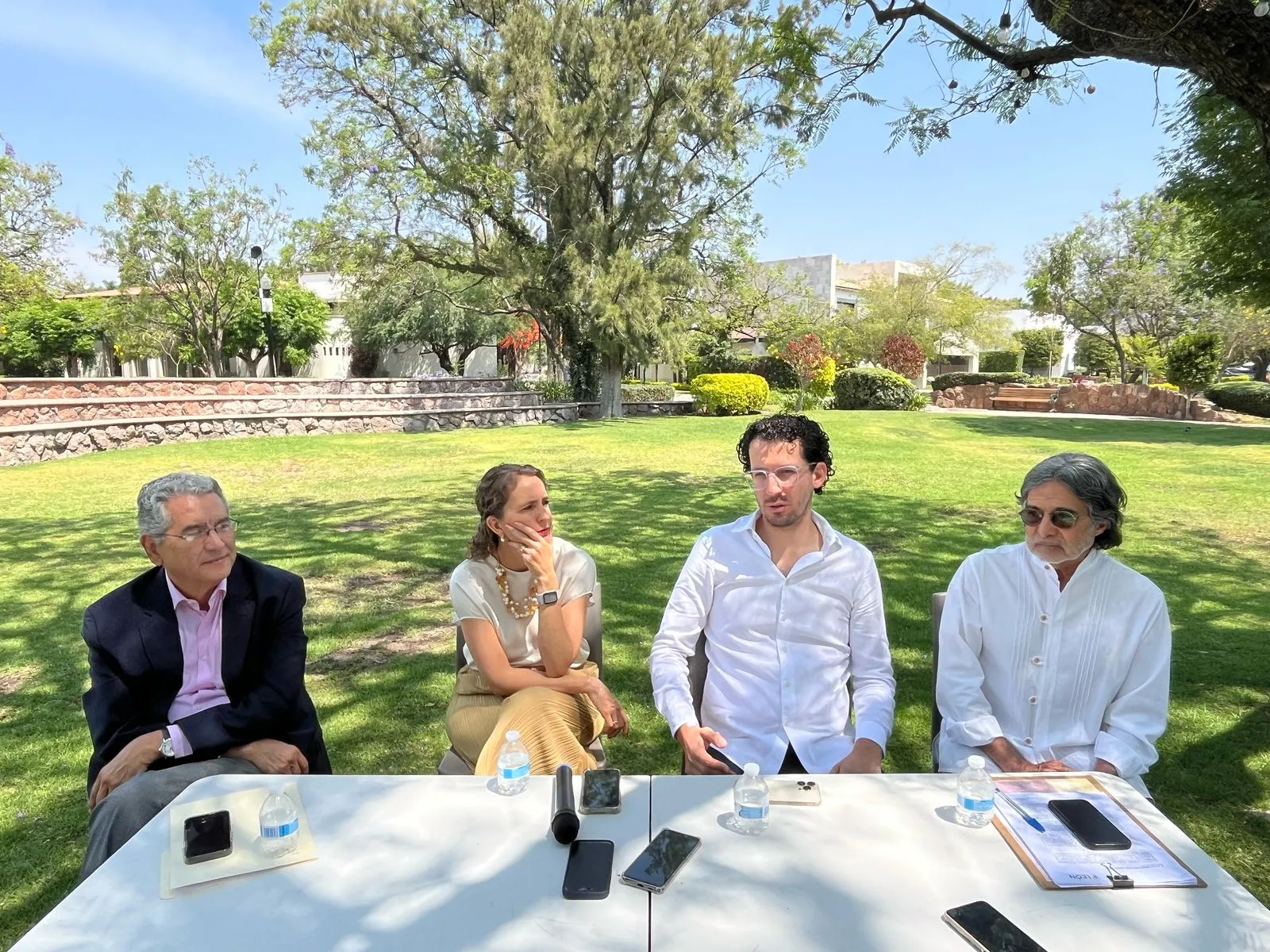 Guillermo Ramos (vecino), Andrea González (vecina), Juan Pablo Delgado (abogado) y Francisco Domínguez (vecino). Foto: Melissa Esquivias.