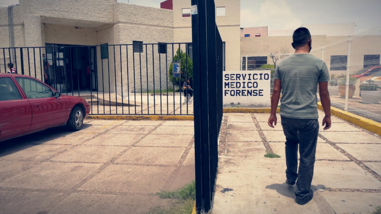 Desfile de dolientes en Semefo de Irapuato, a la espera de recoger restos de las 26 víctimas en anexo