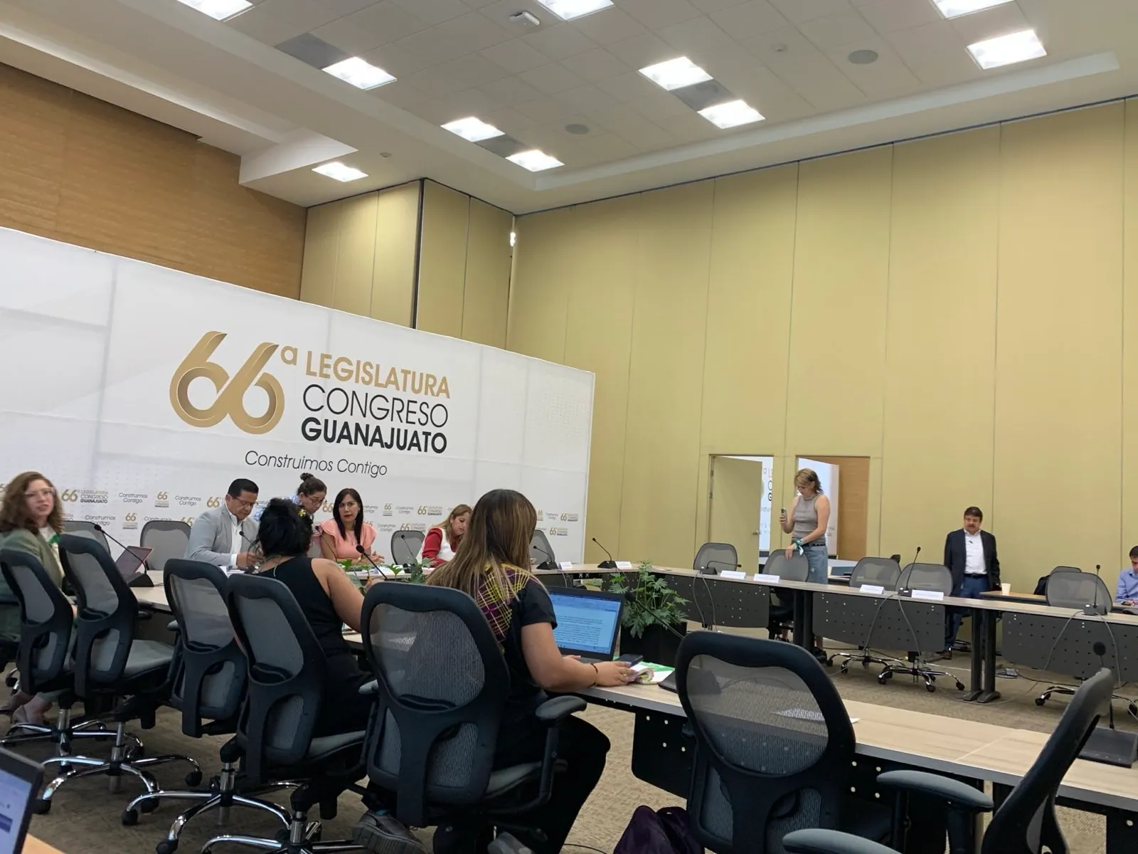 Sillas vacías en la mesa a la que convocaron a autoridades estatales