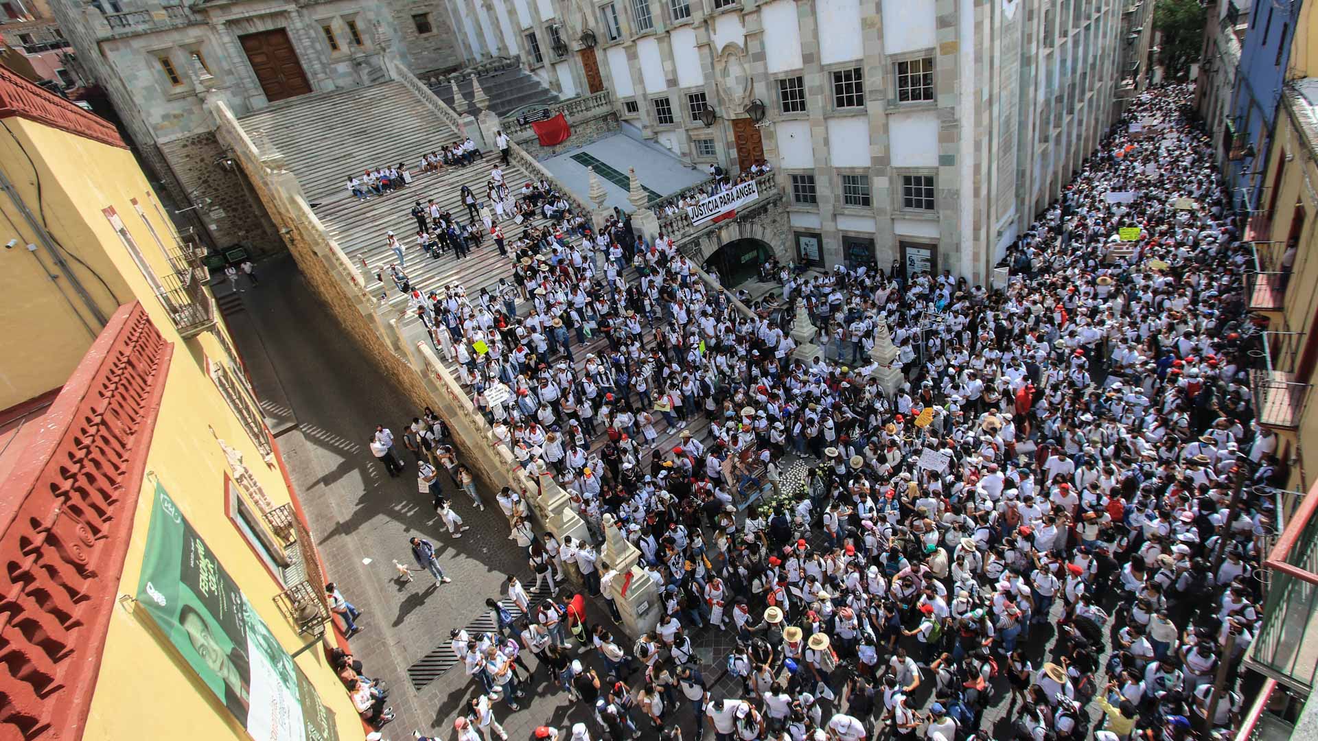 Tiñen de rojo Escalinata de UG y marchan universitarios por Ángel Yael, incluyen consignas contra Rector