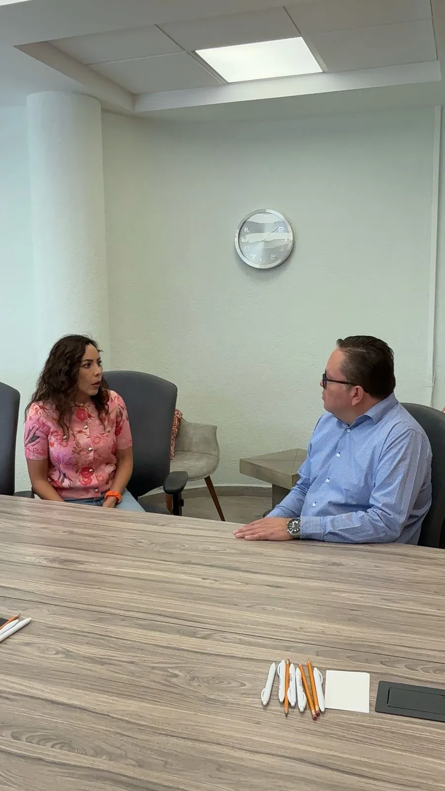 Yulma Rocha con el auditor Juan Víctor Fonseca. Fotografía especial