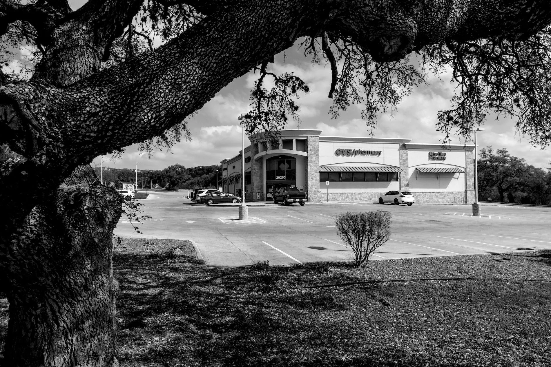 Esta farmacia en el lado norte de San Antonio recaudó 8.8 millones de dólares cuando el gobierno de Estados Unidos la vendió en una subasta en 2016. Fue una de las propiedades que el ex tesorero de Coahuila, Villarreal Hernández, entregó después de declararse culpable de cargos de lavado de dinero.